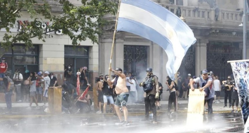 Gases y detenidos frente al Congreso: el Gobierno endurece su postura tras los incidentes