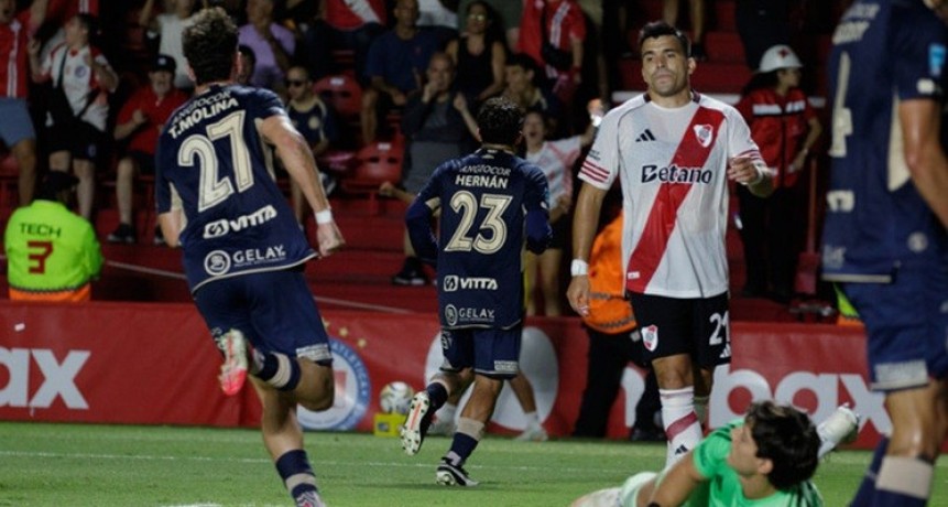 River volvió a tropezar: Argentinos lo golpeó en La Paternal y desató otra noche de crisis