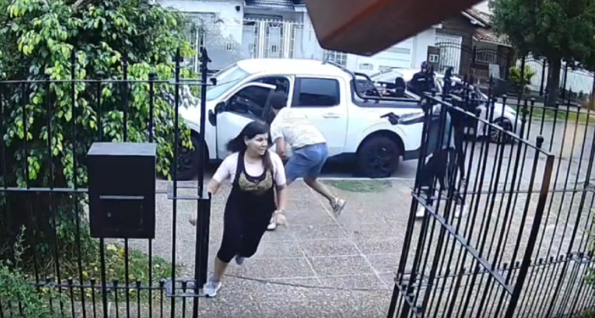 Violento robo en La Matanza: cinco delincuentes armados enca&ntilde;onaron a una familia y se llevaron el auto en segundos