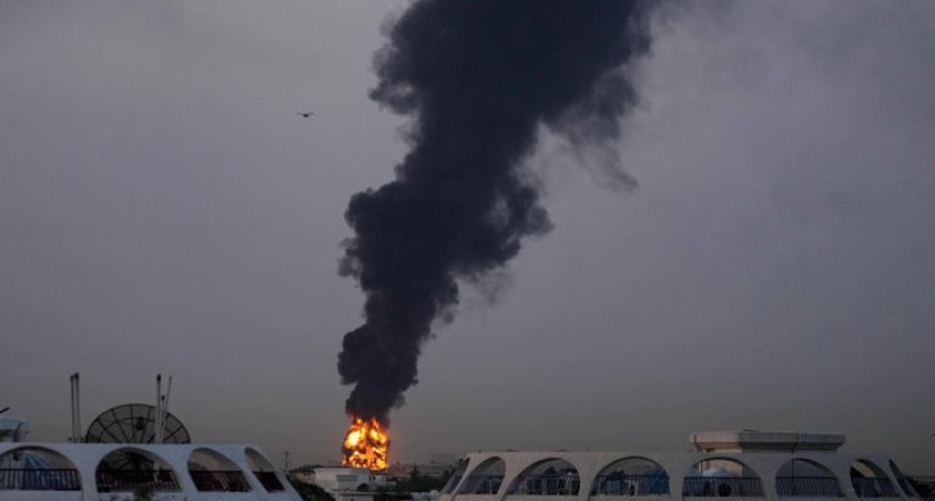 Al borde del colapso energ&eacute;tico: drones y fuego golpean refiner&iacute;as clave y la guerra escala sin control