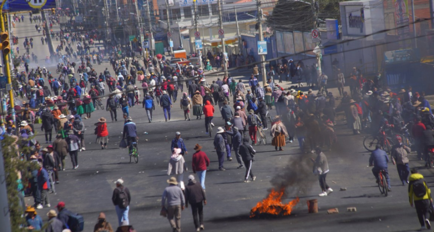 CAOS TOTAL EN BOLIVIA: miles coparon las calles, hubo choques con la polic&iacute;a y crece la presi&oacute;n sobre el presidente