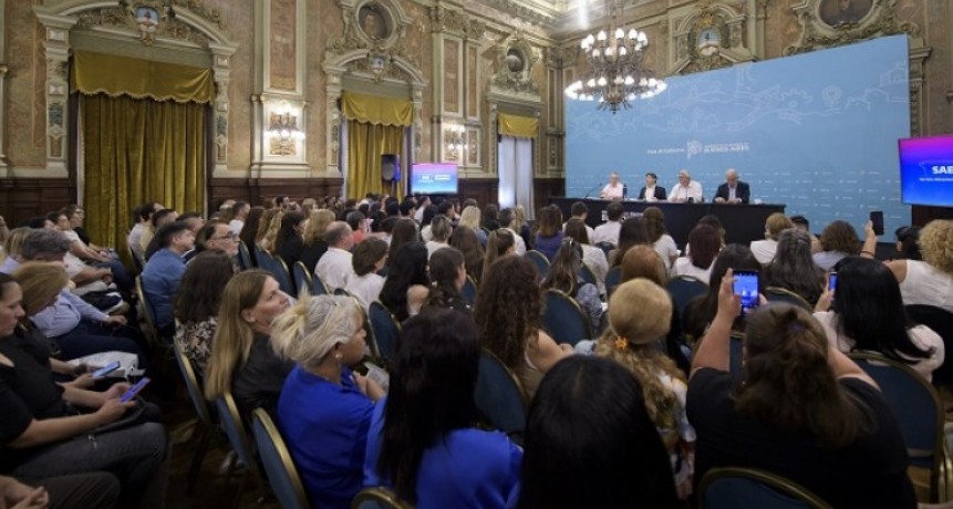 Kicillof apuesta fuerte en plena crisis: lanza un mega recetario escolar con 135 platos para 2,5 millones de chicos