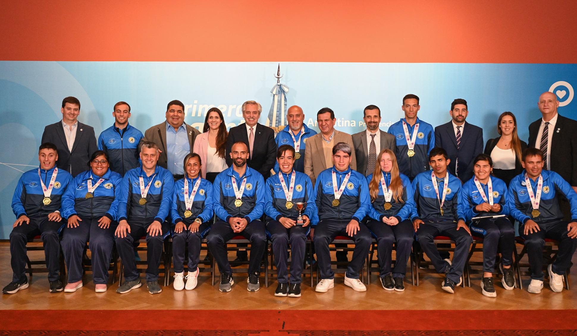 El presidente se reunió con las selecciones nacionales campeonas del mundo, Las Murciélagas y Los Murciélagos