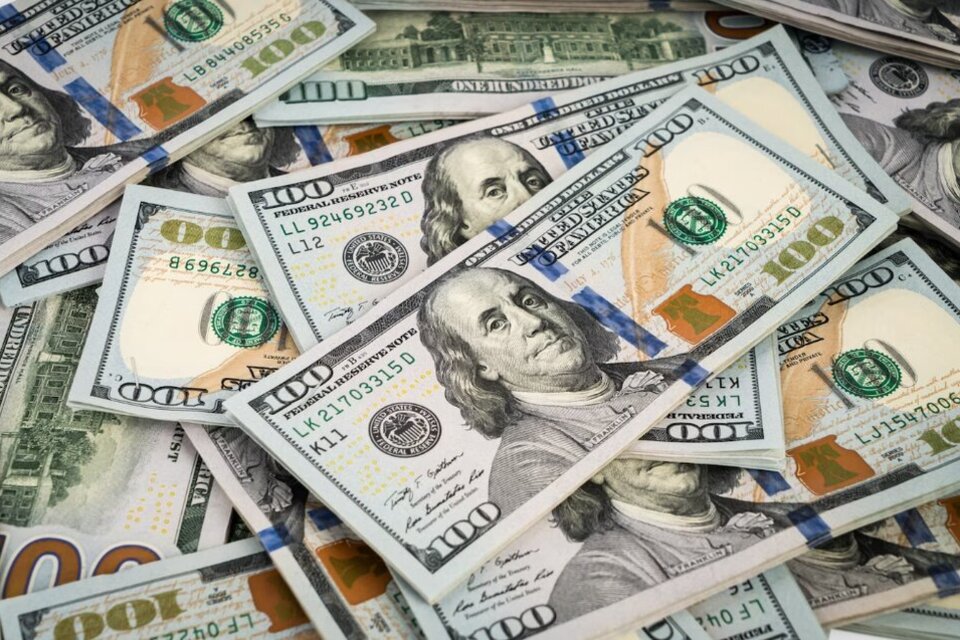 El dólar blue cerró a $1.450 y marca una brecha del 50% con el oficial