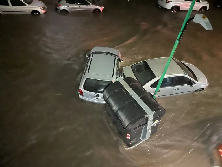 Granizo, inundaciones y destrozos: el temporal azota La Plata y otras localidades del AMBA