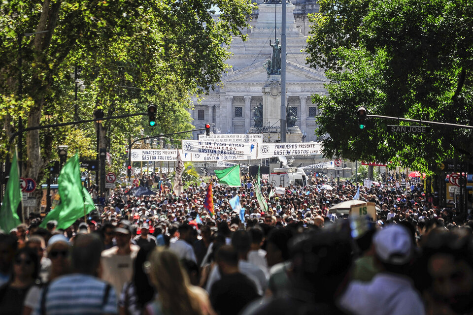 Multitudinaria marcha con réplicas en todo el país busca frenar la ley 'motosierra' de Milei