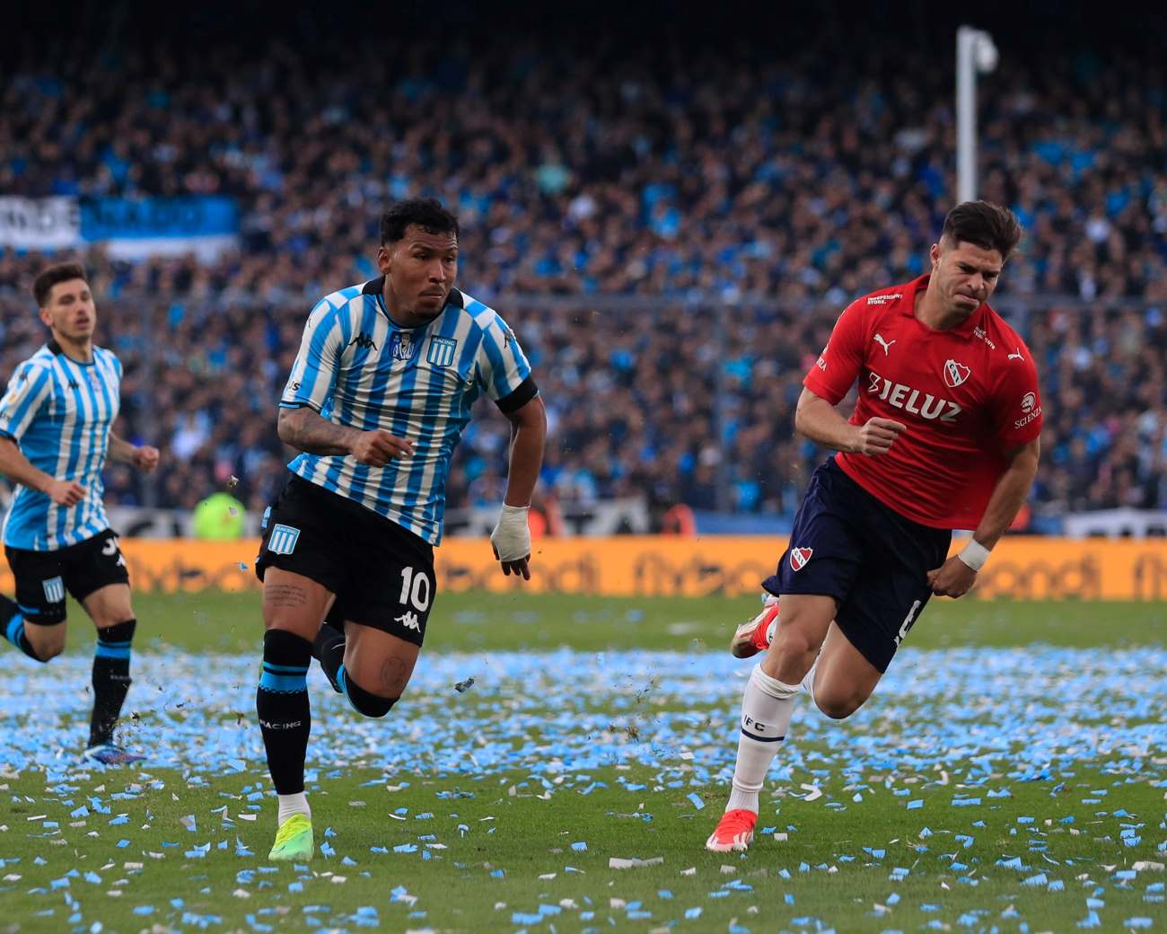 Racing e Independiente empatan 0-0 en un intenso clásico de Avellaneda