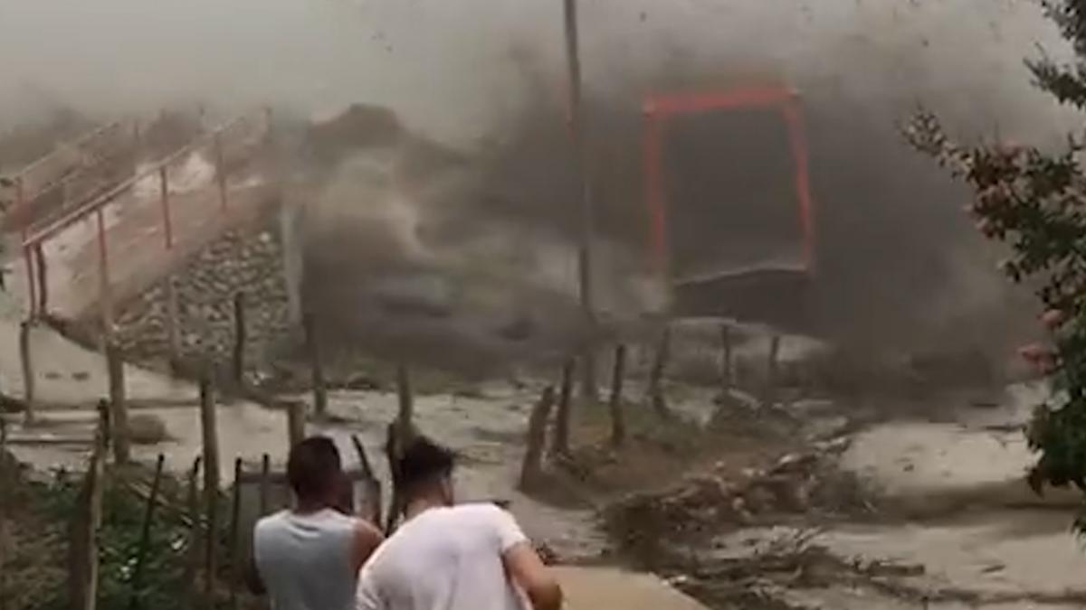 Un puente peatonal en Catamarca fue destruido por un alud, dejando a una localidad aislada.