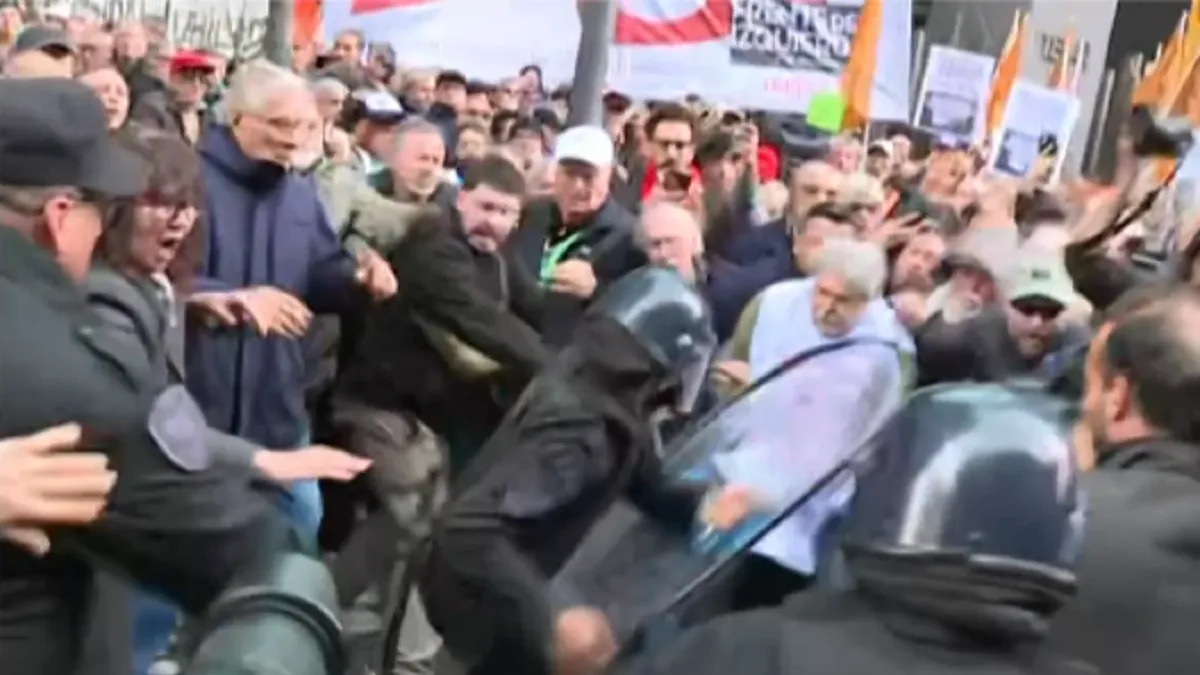 Brutal represión a jubilados que protestaban contra el veto a la ley de movilidad frente al Congreso