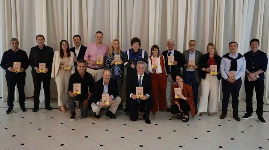 Ajuste para todos menos para arriba: Milei autorizó un aumento de casi 90% a sus funcionarios