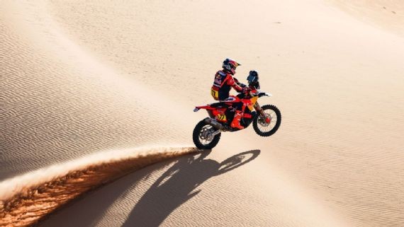 Benavides imparable en el Dakar: ganó la etapa más dura y se subió a la cima de las motos