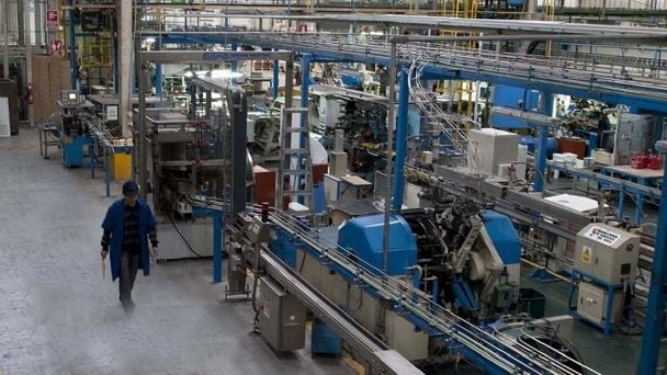 Golpe a la economía: el EMAE cayó tras 14 meses y volvió el temor a una nueva recesión