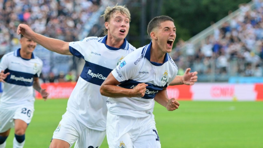 Golpe letal en el Bosque: Gimnasia madrugó dos veces a Racing y lo dejó sin reacción en el debut