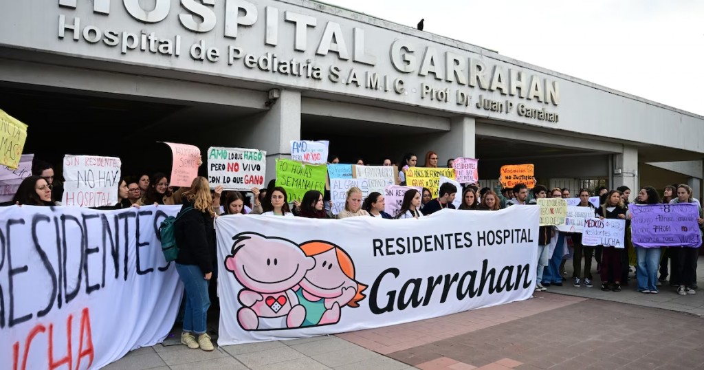 Estallan las alarmas en el Garrahan: denuncian 70 despidos en áreas críticas y convocan a paro contra la reforma laboral