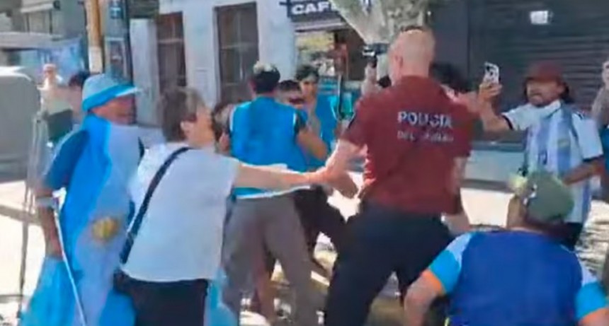 Palazos y gases contra jubilados: feroz represión policial frente al Congreso dejó heridos y un hospitalizado