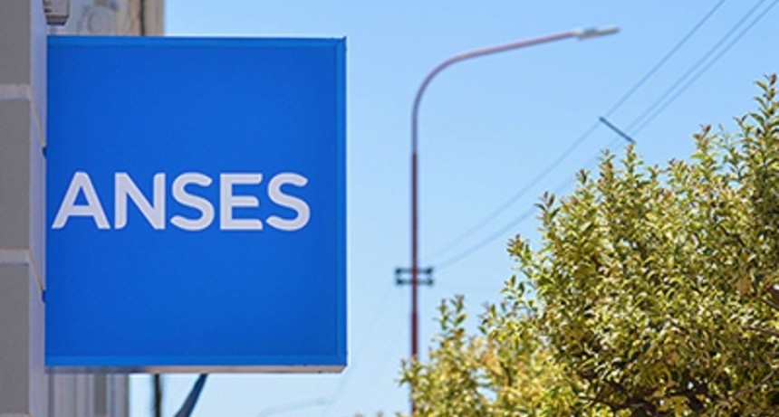 Milei dice que termina con los planes, pero los multiplica: ya son más de 6 millones los que viven de la ayuda estatal