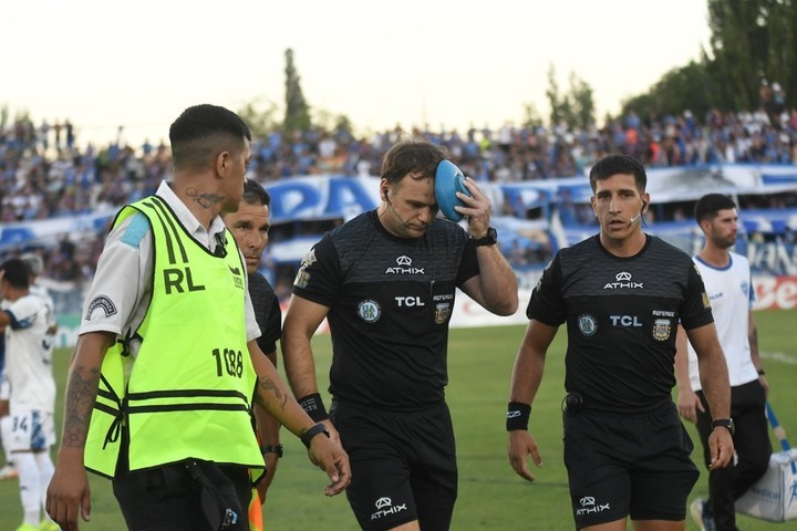 Fue suspendido el partido entre Godoy Cruz y Talleres por agresión a árbitro: un incidente de violencia empaña el fútbol argentino