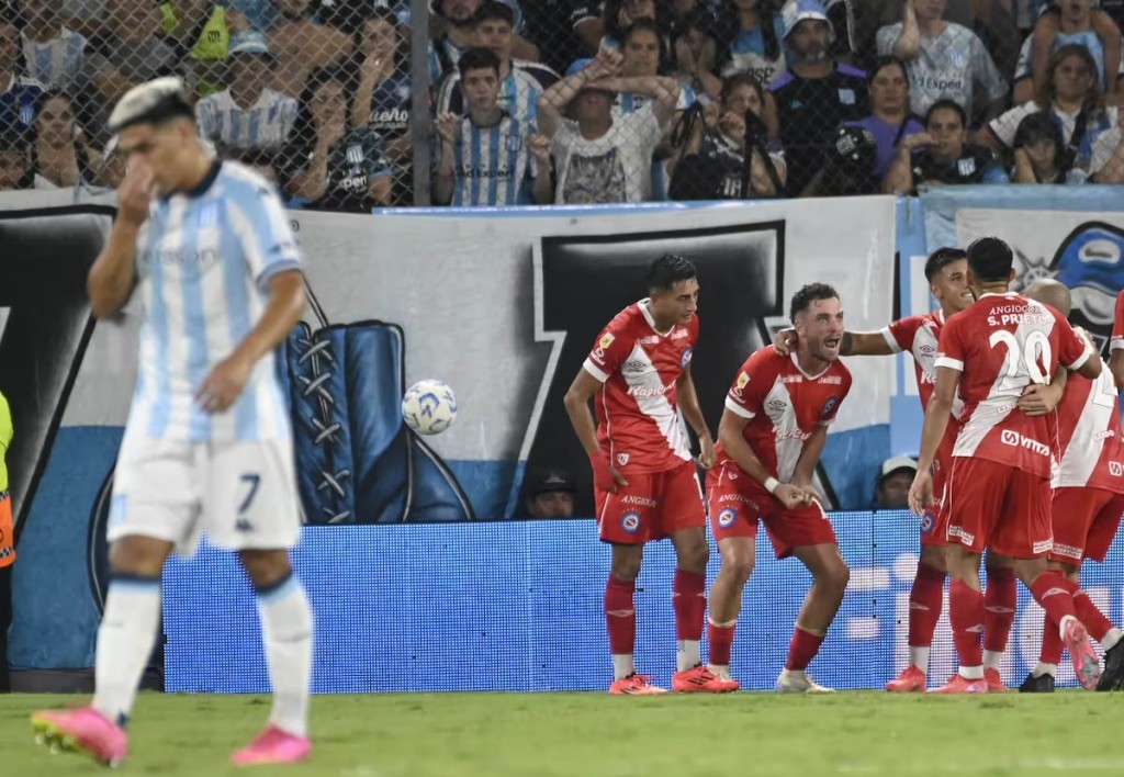 Racing reaccionó tarde y cayó ante Argentinos, que sigue firme en la cima