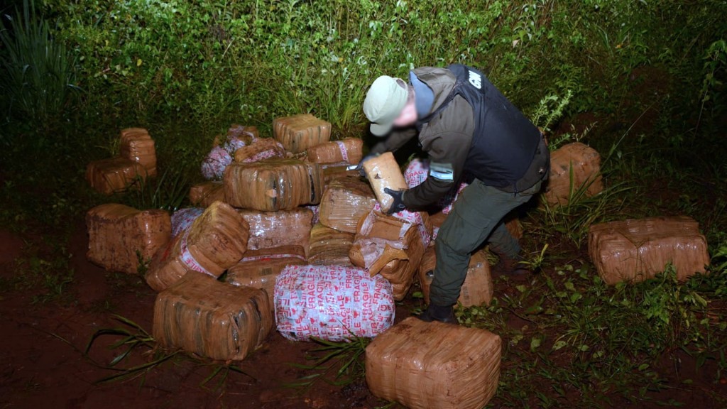 Hallan más de una tonelada de marihuana en la selva misionera tras persecución en el Paraná