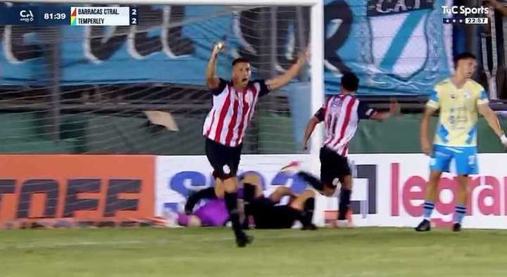 Barracas resucitó en una noche épica y pasó por penales; Riestra ganó ajustado y sigue con vida