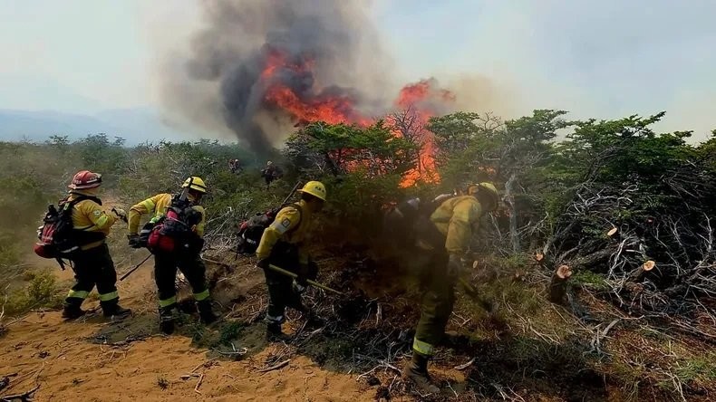 Chubut en alerta máxima: fuego activo en la cordillera y un operativo sin precedentes para frenar los incendios