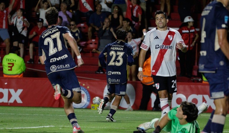 River volvió a tropezar: Argentinos lo golpeó en La Paternal y desató otra noche de crisis