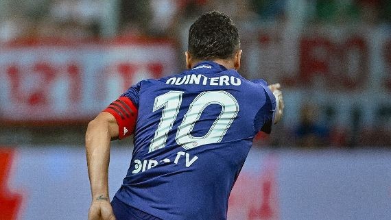 River al límite: un penal de Juanfer Quintero evitó el batacazo y selló la clasificación