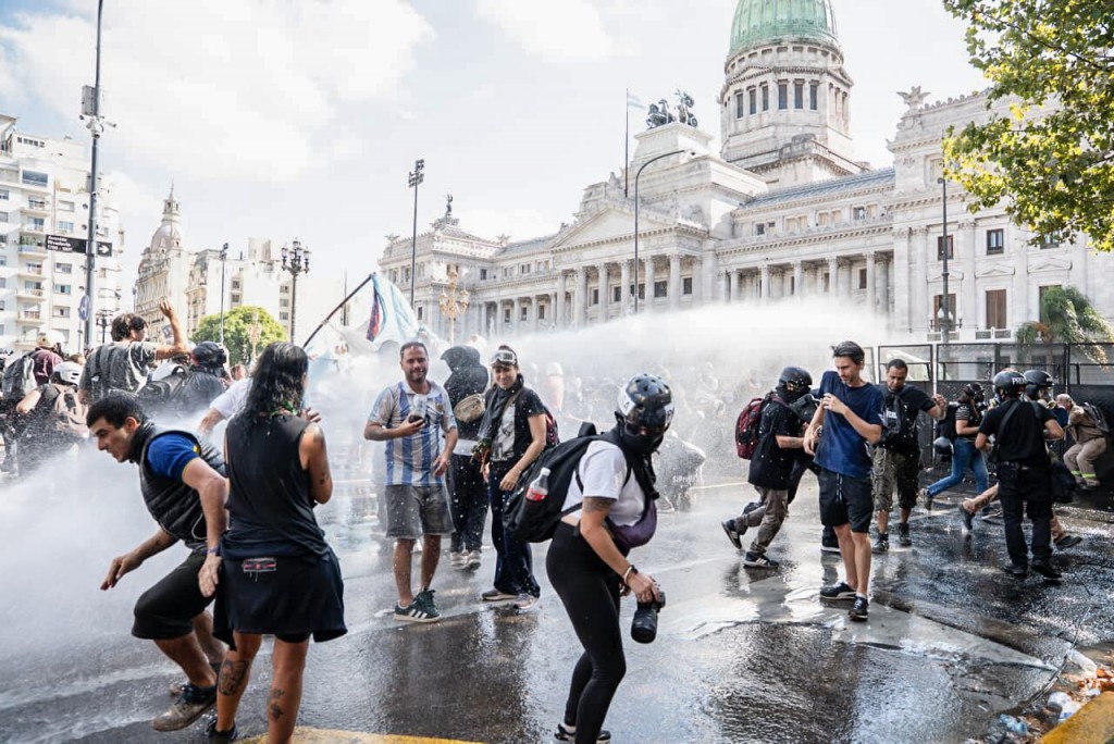 Tensión y gases en el Congreso: la protesta contra la reforma laboral terminó con decenas de heridos y detenidos