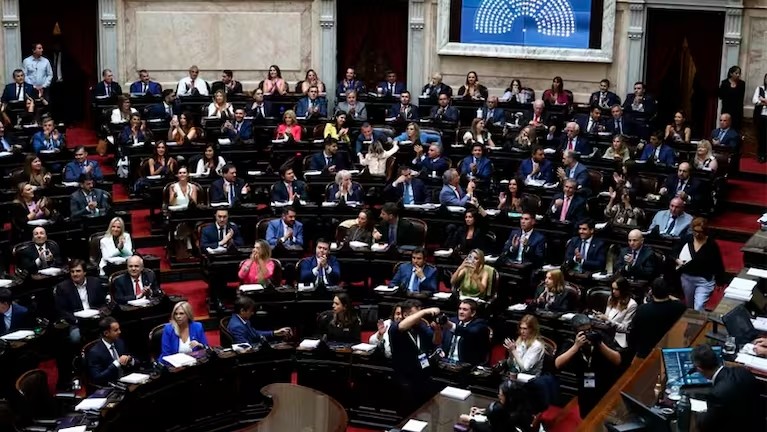 Con apoyo clave de gobernadores peronistas, Diputados aprobó la reforma laboral de Milei en una sesión caliente