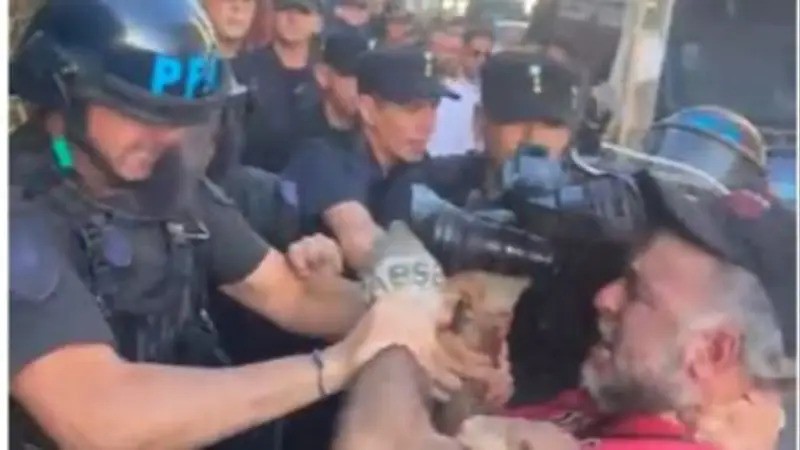 Escándalo en el Congreso: detienen a camarógrafo y Bullrich se desliga del operativo