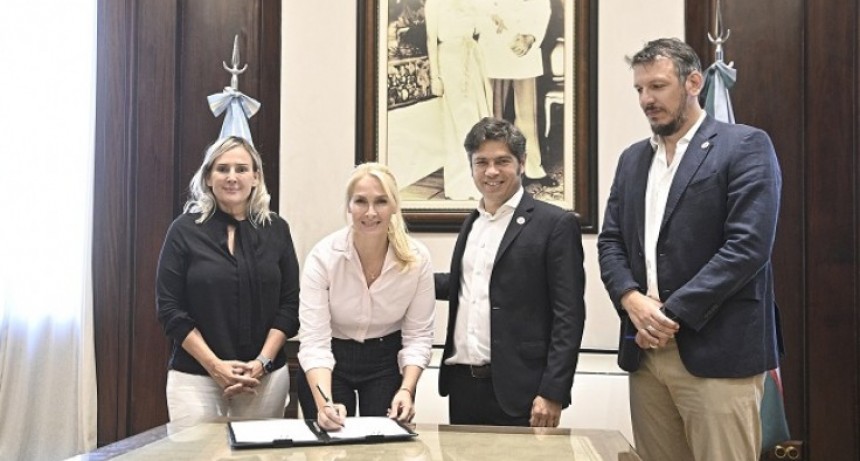 Kicillof firmó convenios clave para obras y servicios en toda la Provincia
