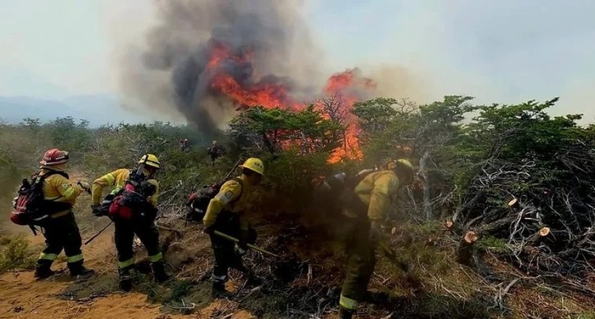 Chubut en alerta máxima: fuego activo en la cordillera y un operativo sin precedentes para frenar los incendios