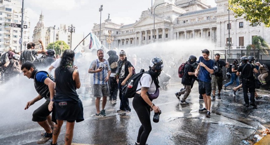 Tensi&oacute;n y gases en el Congreso: la protesta contra la reforma laboral termin&oacute; con decenas de heridos y detenidos