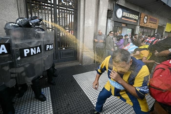 Represión brutal en la protesta de jubilados: más de 150 detenidos y un herido grave