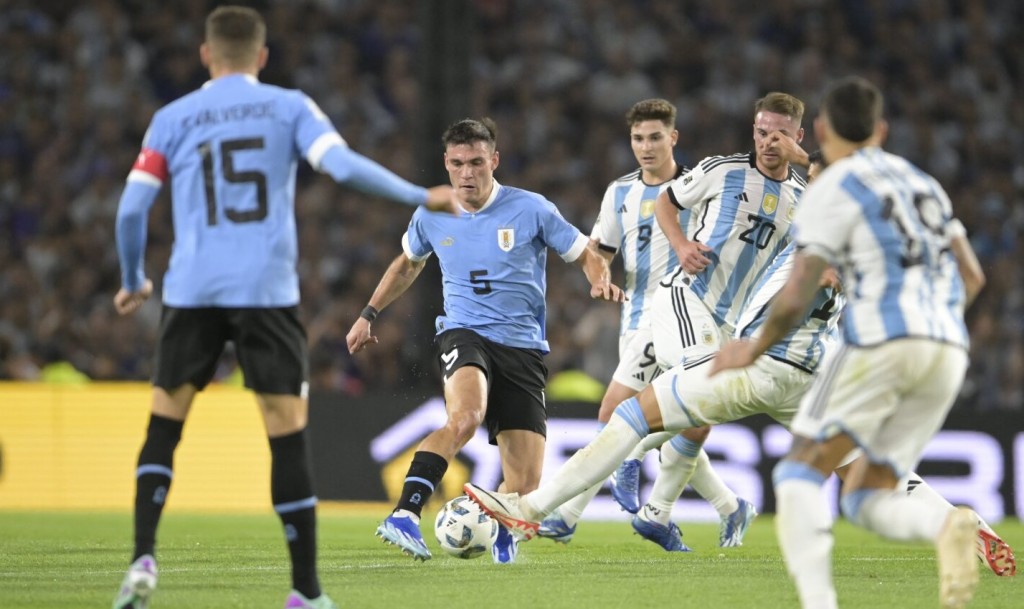 ¡Gran choque por las Eliminatorias! Argentina visita a Uruguay sin Messi ni Lautaro en un duelo clave