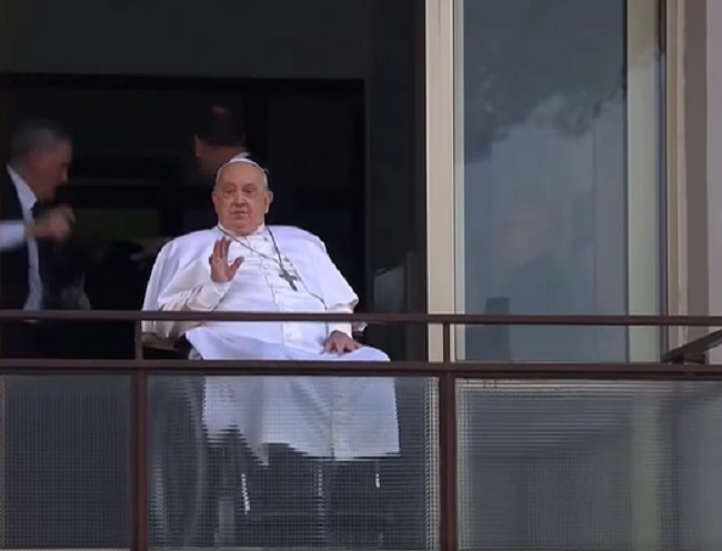 El Papa Francisco estuvo al borde de la muerte y su equipo médico consideró dejarlo partir