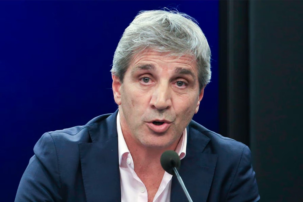 El riesgo pa&iacute;s roz&oacute; los 600 puntos y el Banco Central fren&oacute; compras en plena tormenta global