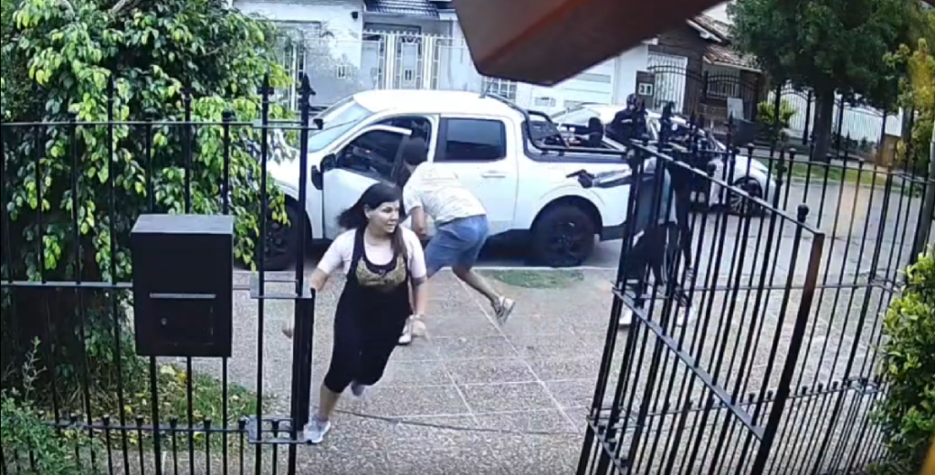 Violento robo en La Matanza: cinco delincuentes armados enca&ntilde;onaron a una familia y se llevaron el auto en segundos