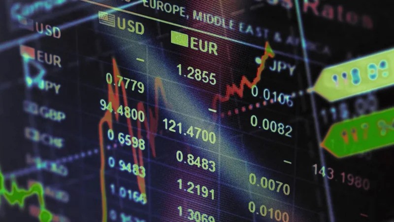 El petr&oacute;leo se dispara por la guerra en Medio Oriente y crece el temor a un &ldquo;lunes negro&rdquo; en los mercados