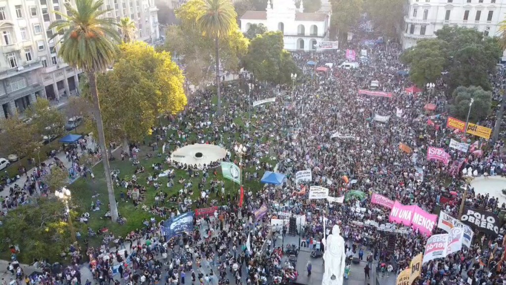 Multitudinaria marcha del Congreso a Plaza de Mayo por el 8M