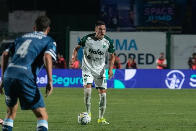 Racing no pudo con Sarmiento, sufri&oacute; una expulsi&oacute;n y rescat&oacute; un empate que dej&oacute; sabor a poco en Jun&iacute;n