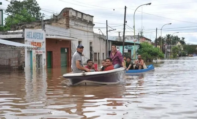 Temporal devastador en Tucum&aacute;n: suspenden clases y familias pasan la noche al costado de una ruta tras las inundaciones