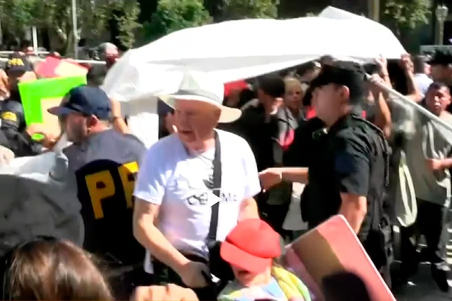 Esc&aacute;ndalo en Plaza de Mayo: la Polic&iacute;a impidi&oacute; un acampe de personas con discapacidad y crece la tensi&oacute;n frente a Casa Rosada