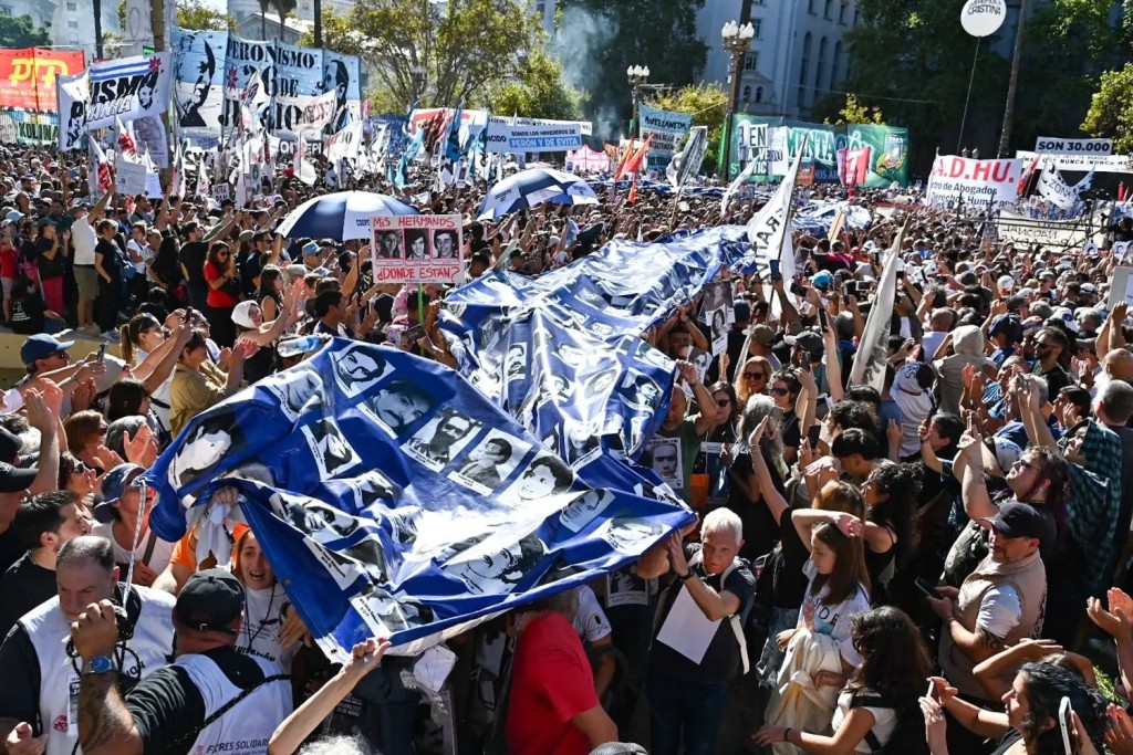 IMPACTO TOTAL EN LA PLAZA: una marea humana desbord&oacute; el centro y lanz&oacute; un grito que sacude al poder
