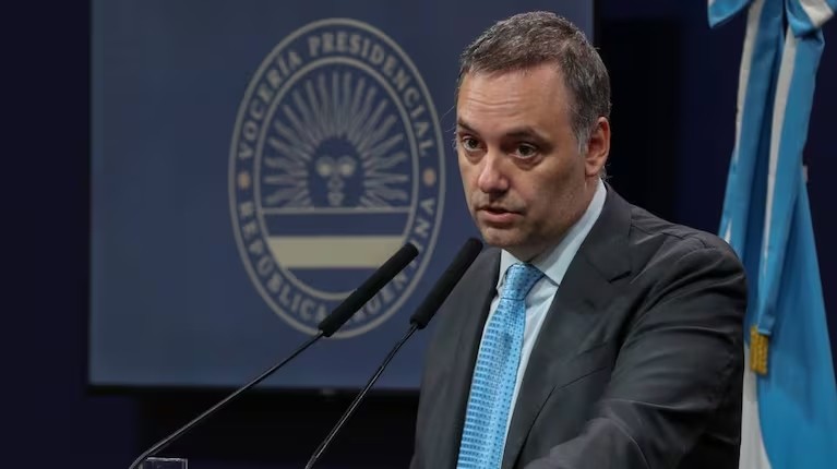 TORMENTA POL&Iacute;TICA: aliados opositores cruzaron a Adorni y exigen explicaciones por su viaje en avi&oacute;n privado