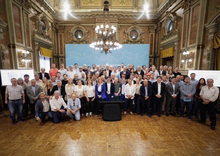 Guerra por los fondos: Kicillof desaf&iacute;a a Milei y lanza un salvataje para municipios en plena crisis