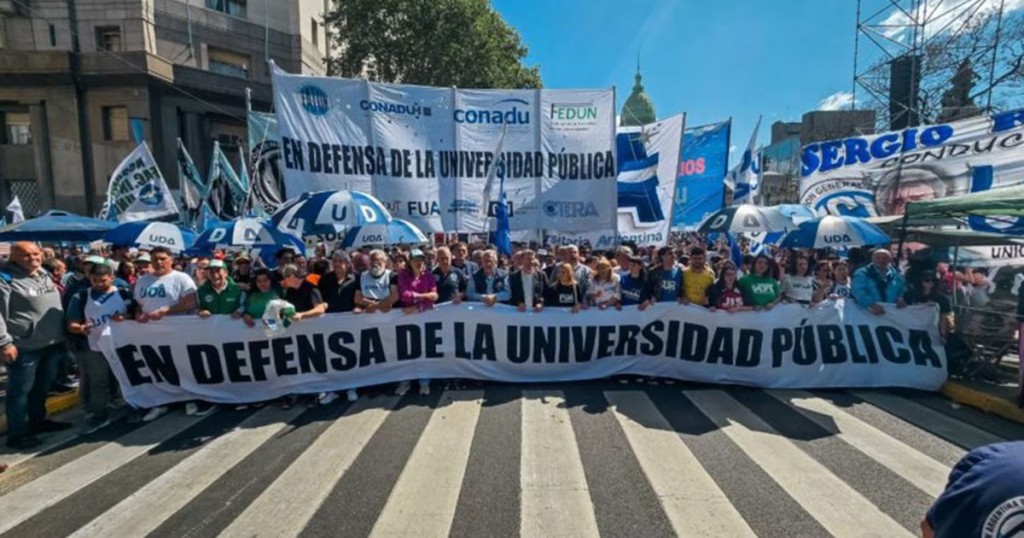 CONFLICTO EN ESCALADA: paro total, protesta frente a la casa de Adorni y m&aacute;xima tensi&oacute;n en las universidades
