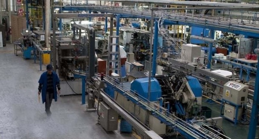 Alarma en la industria: la producci&oacute;n volvi&oacute; a caer y golpea a automotrices, maquinaria y textiles