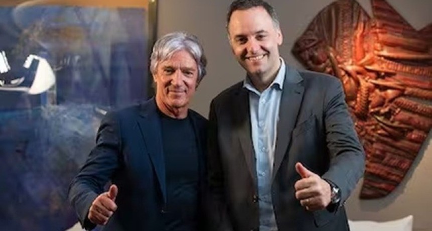 Esc&aacute;ndalo por el vuelo a Punta del Este: un amigo de Adorni quiso defenderlo y termin&oacute; desatando m&aacute;s pol&eacute;mica