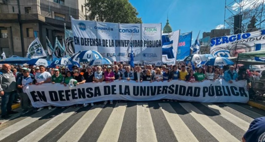 CONFLICTO EN ESCALADA: paro total, protesta frente a la casa de Adorni y m&aacute;xima tensi&oacute;n en las universidades